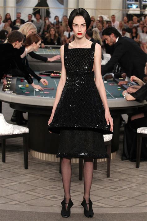 cuanto costo el traje de chanel|Chanel clothing.